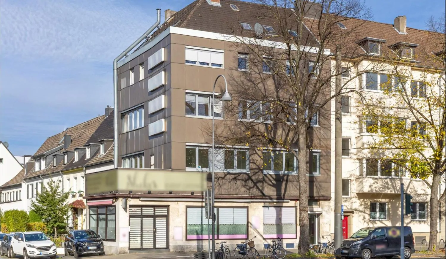 Wohn- und Geschäftshaus in prägnanter Lage und freier Wohnung in Braunsfeld