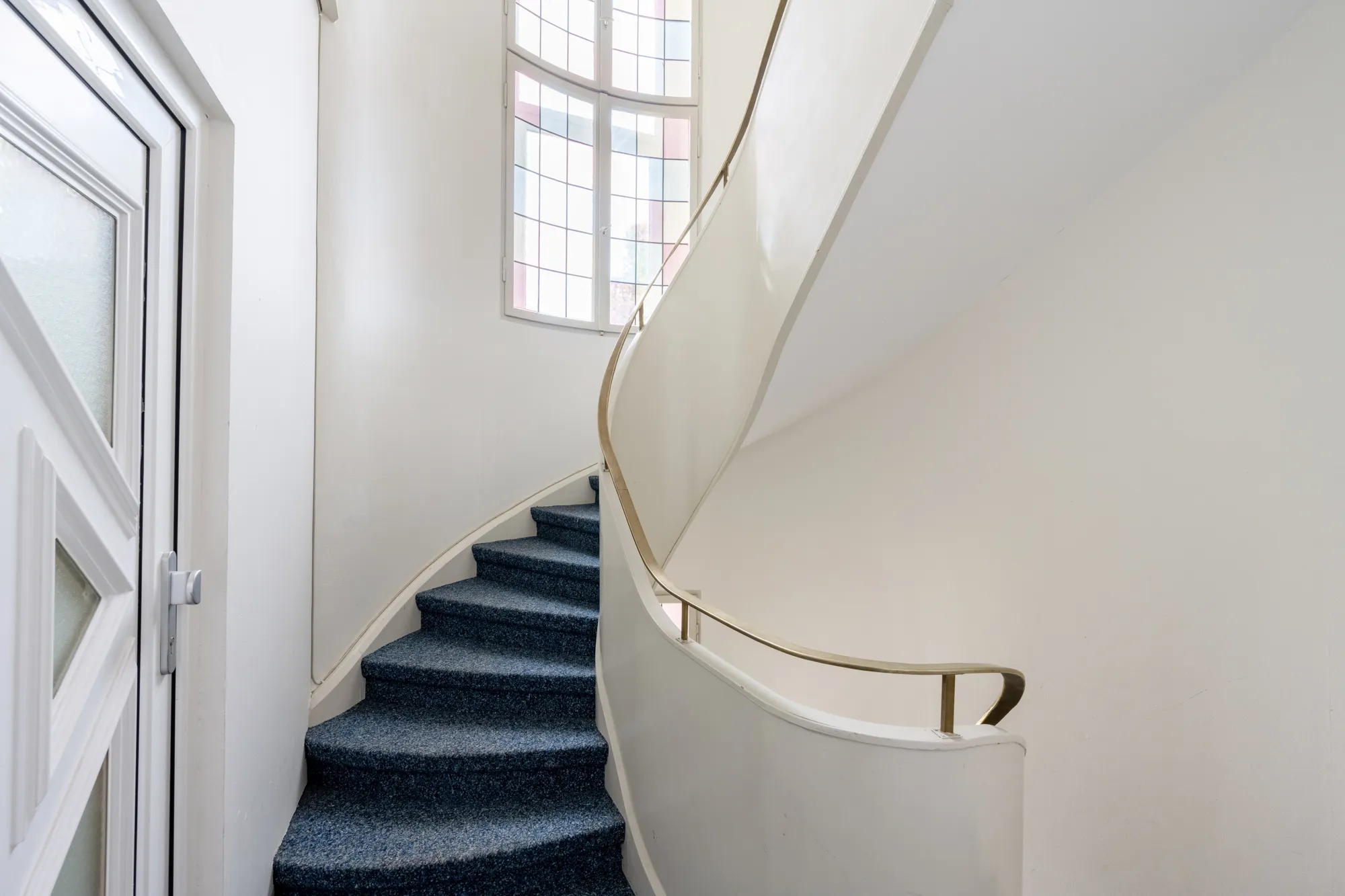 Wohn- und Geschäftshaus in prägnanter Lage und freier Wohnung in Braunsfeld