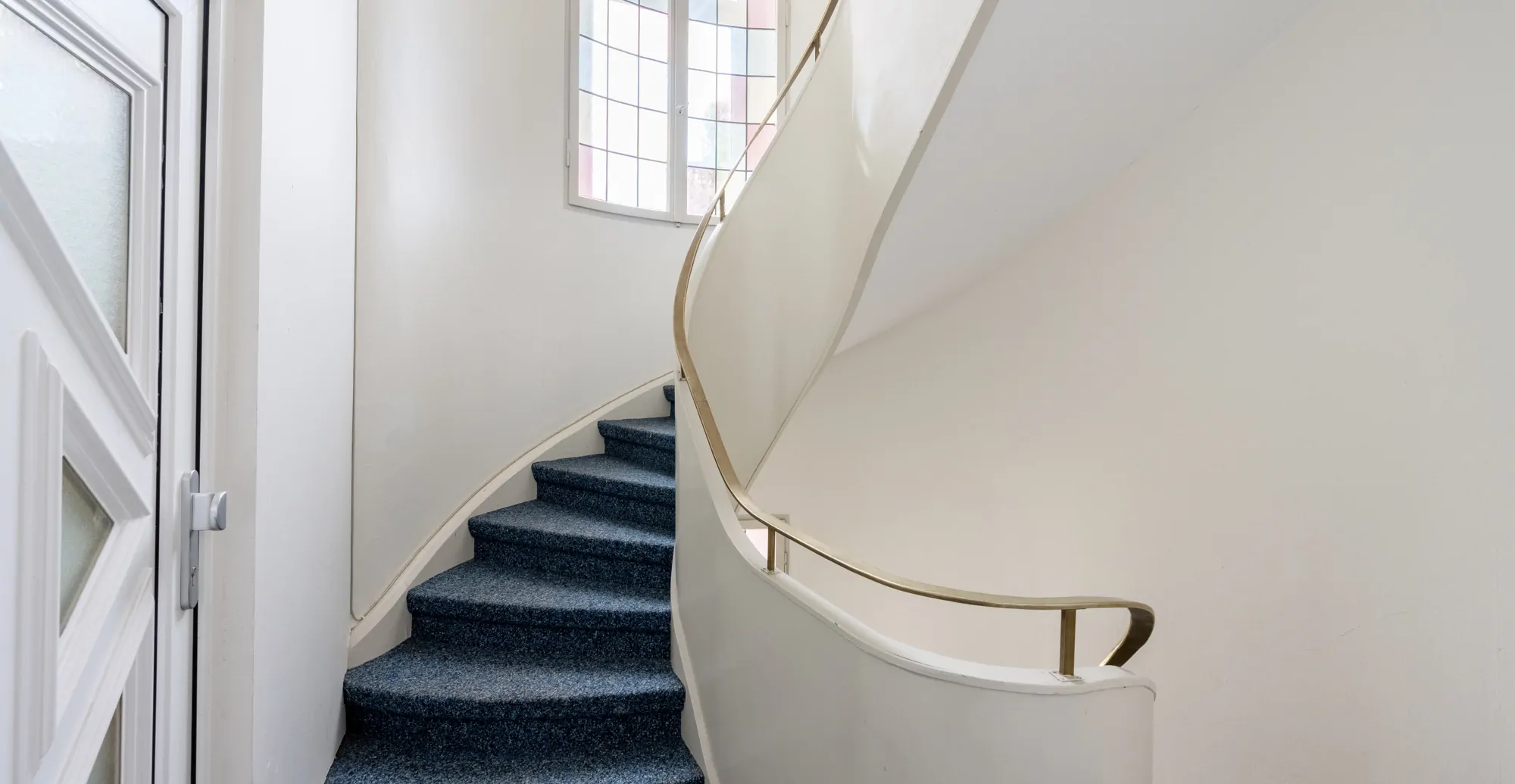 Wohn- und Geschäftshaus in prägnanter Lage und freier Wohnung in Braunsfeld