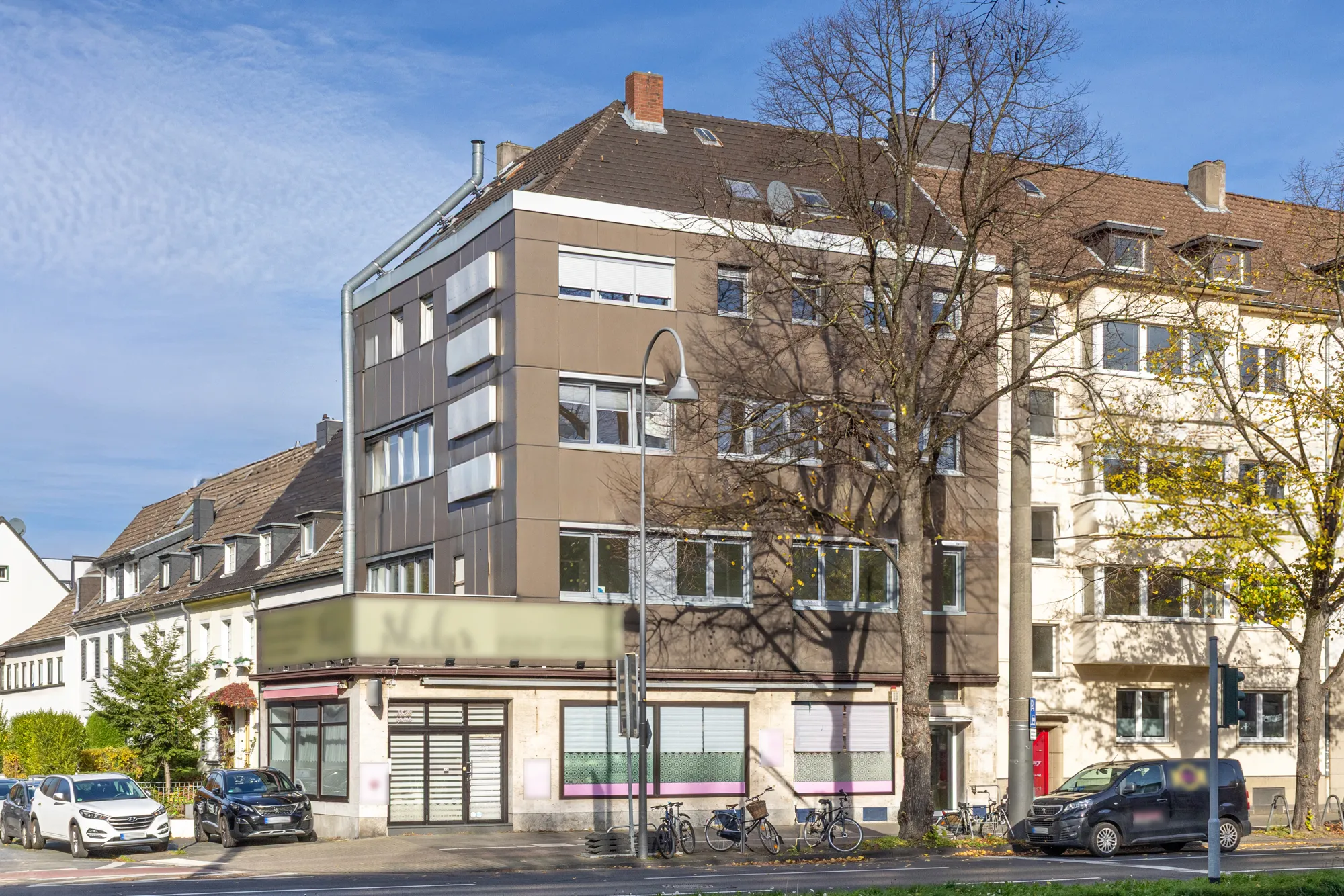 Wohn- und Geschäftshaus in prägnanter Lage und freier Wohnung in Braunsfeld