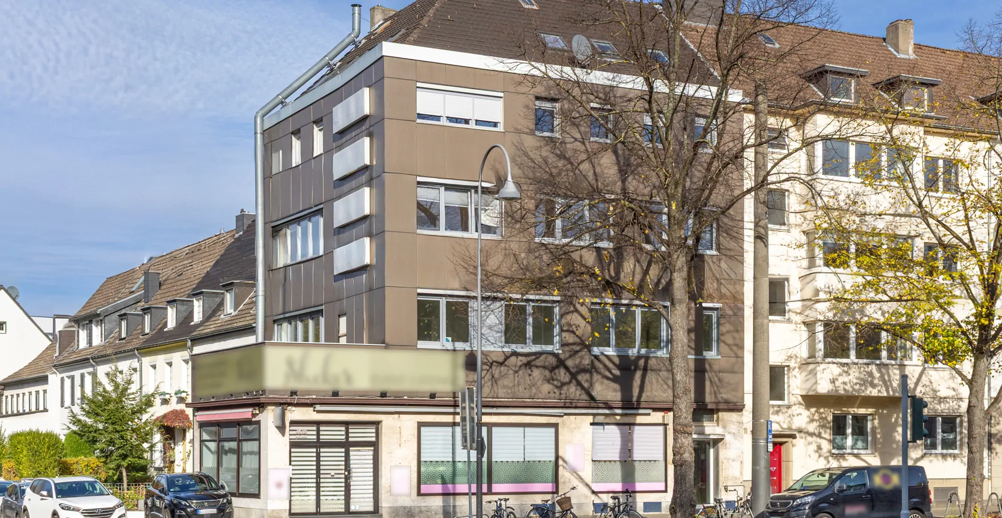 Wohn- und Geschäftshaus in prägnanter Lage und freier Wohnung in Braunsfeld