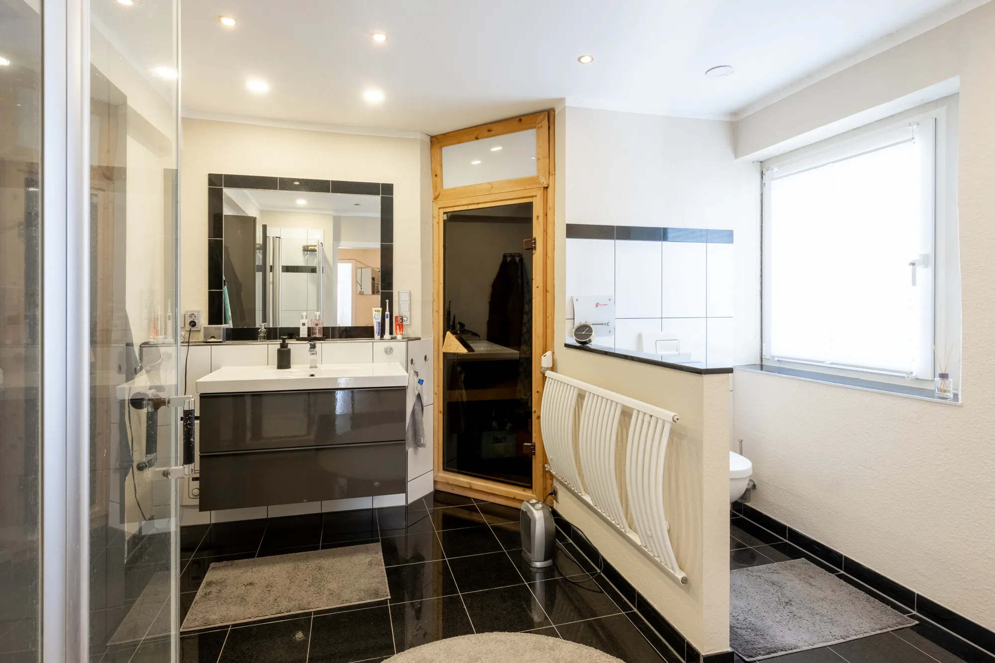 Wohn- und Geschäftshaus in prägnanter Lage und freier Wohnung in Braunsfeld