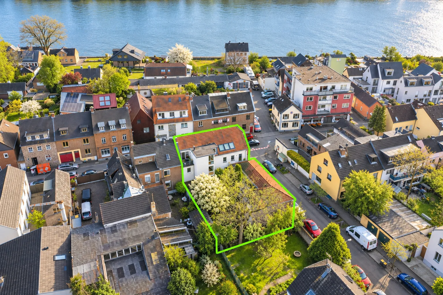 Rheinnahes Mehrparteienhaus mit Entwicklungspotenzial und freier Gewerbeeinheit