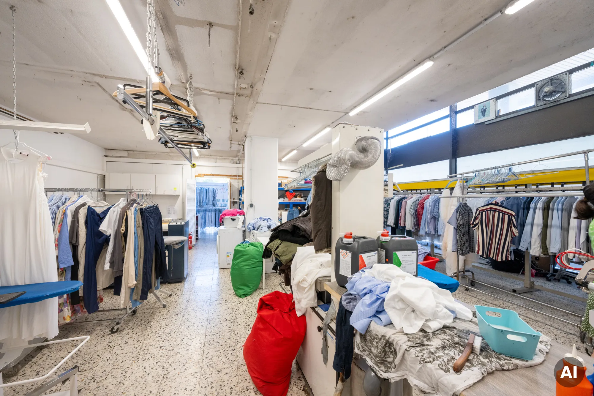 Direkt am Rhein-Center: Vermietetes Ladenlokal in attraktiver Ecklage