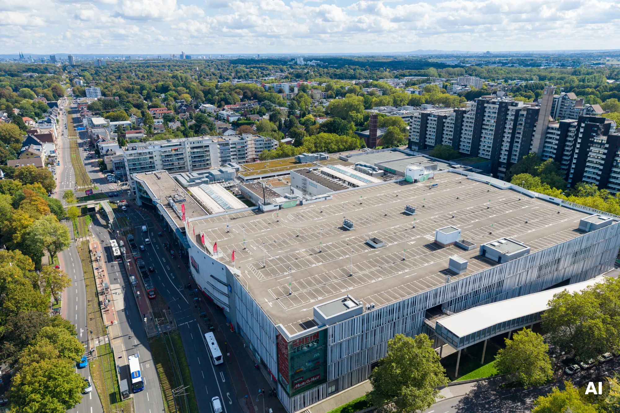 Direkt am Rhein-Center: Vermietetes Ladenlokal in attraktiver Ecklage