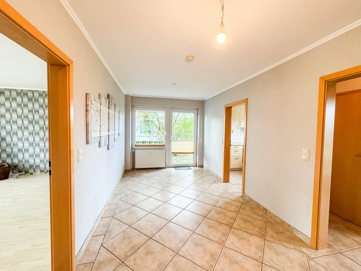 Esszimmer mit Zugang nach draußen im Erdgeschoss