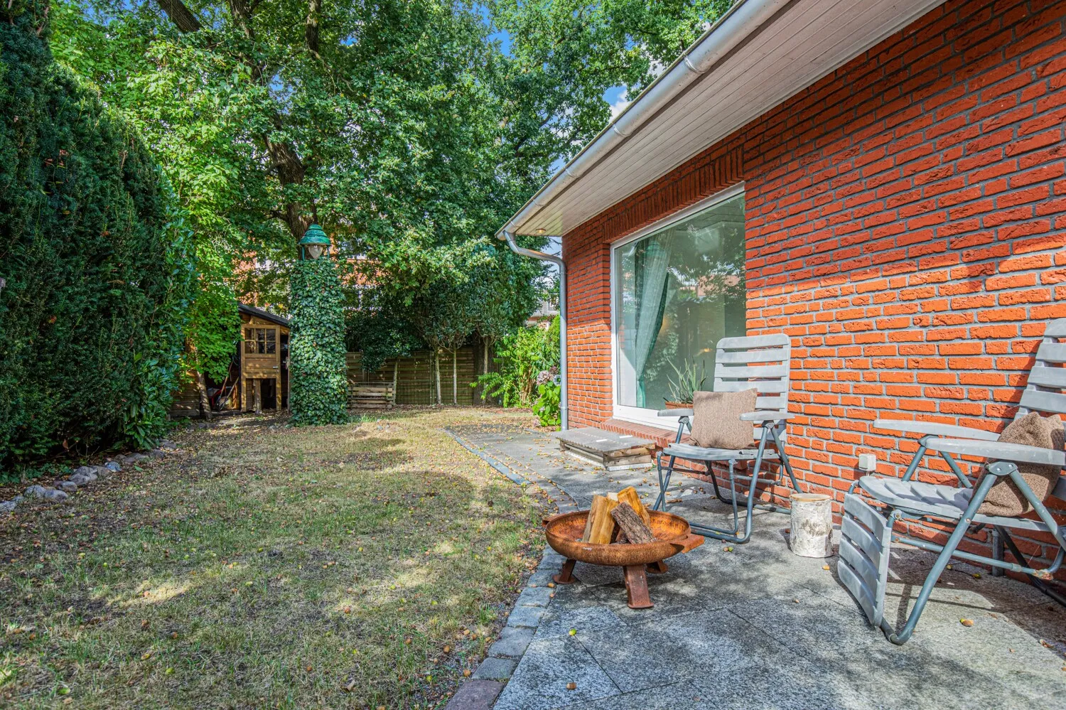 Terrasse mit Feuerschale