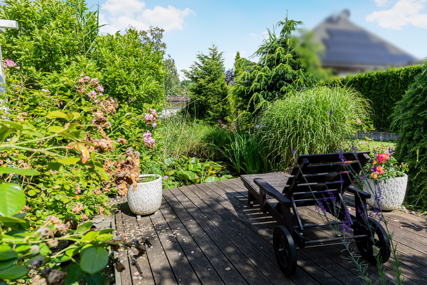 Holzterrasse und Teich