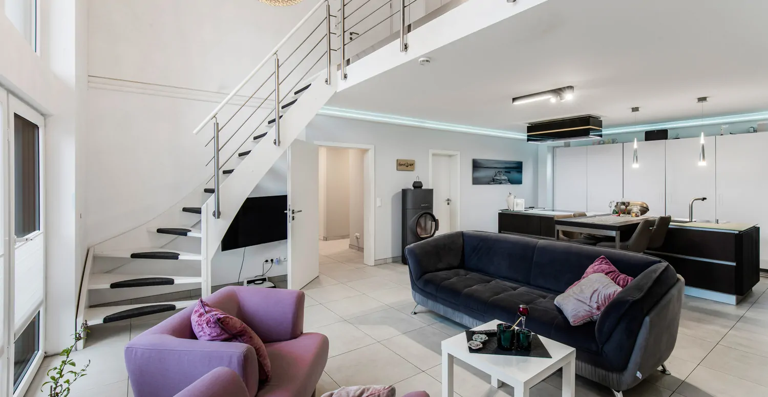 Wohn- und Essbereich mit Kamin