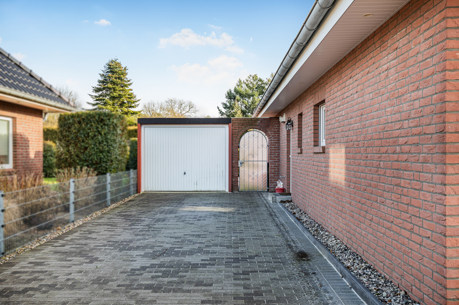 Garage und Auffahrt