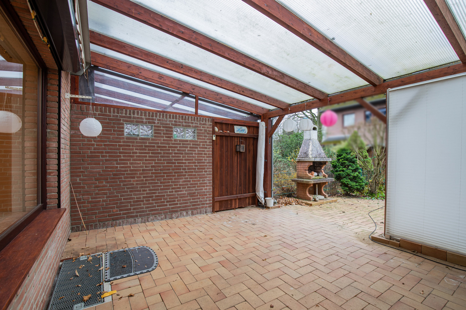 Großflächige Terrasse mit Blick in den Gartenbereich