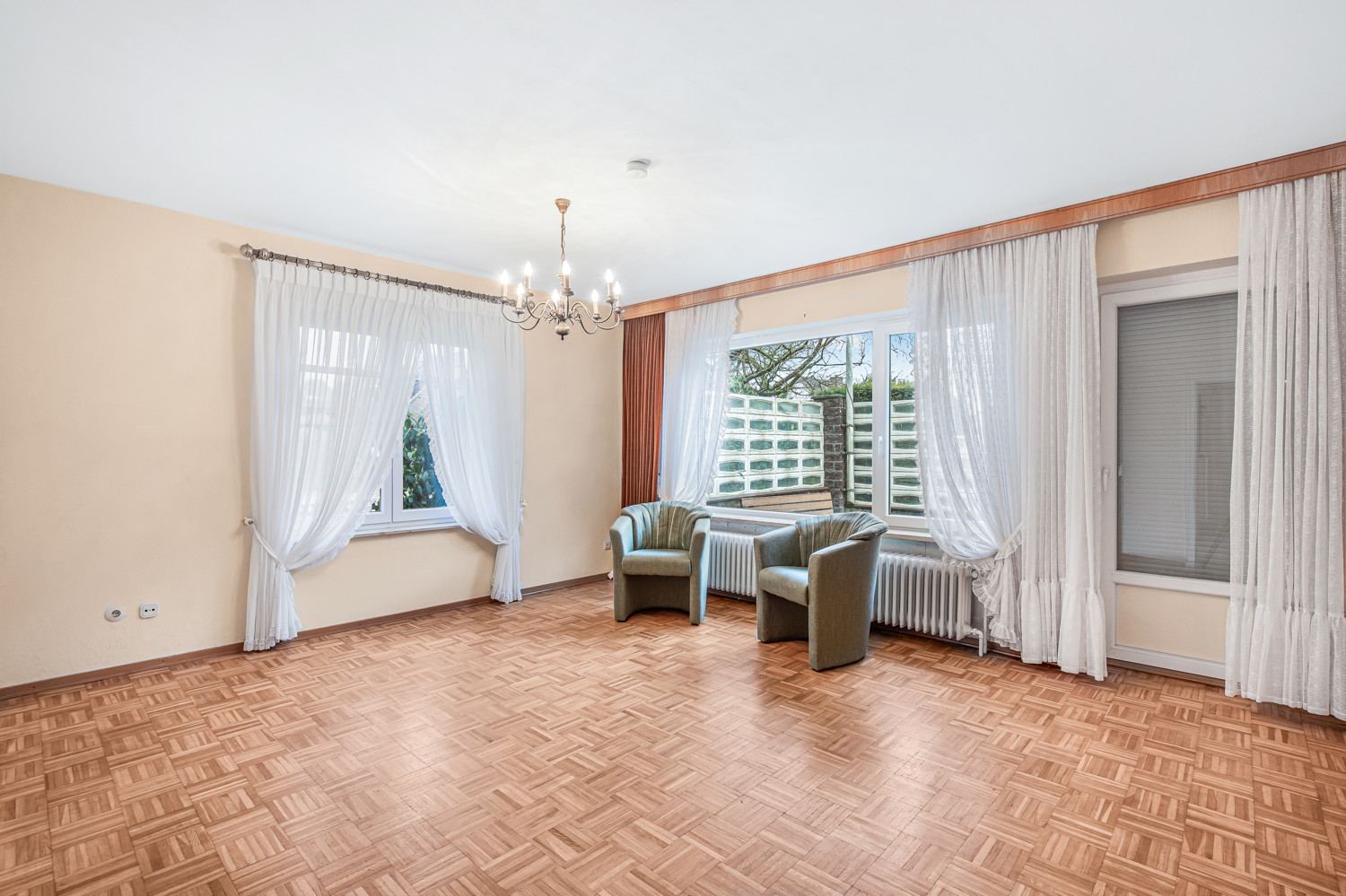 Schlafzimmer II mit Zugang zur Terrasse im EG