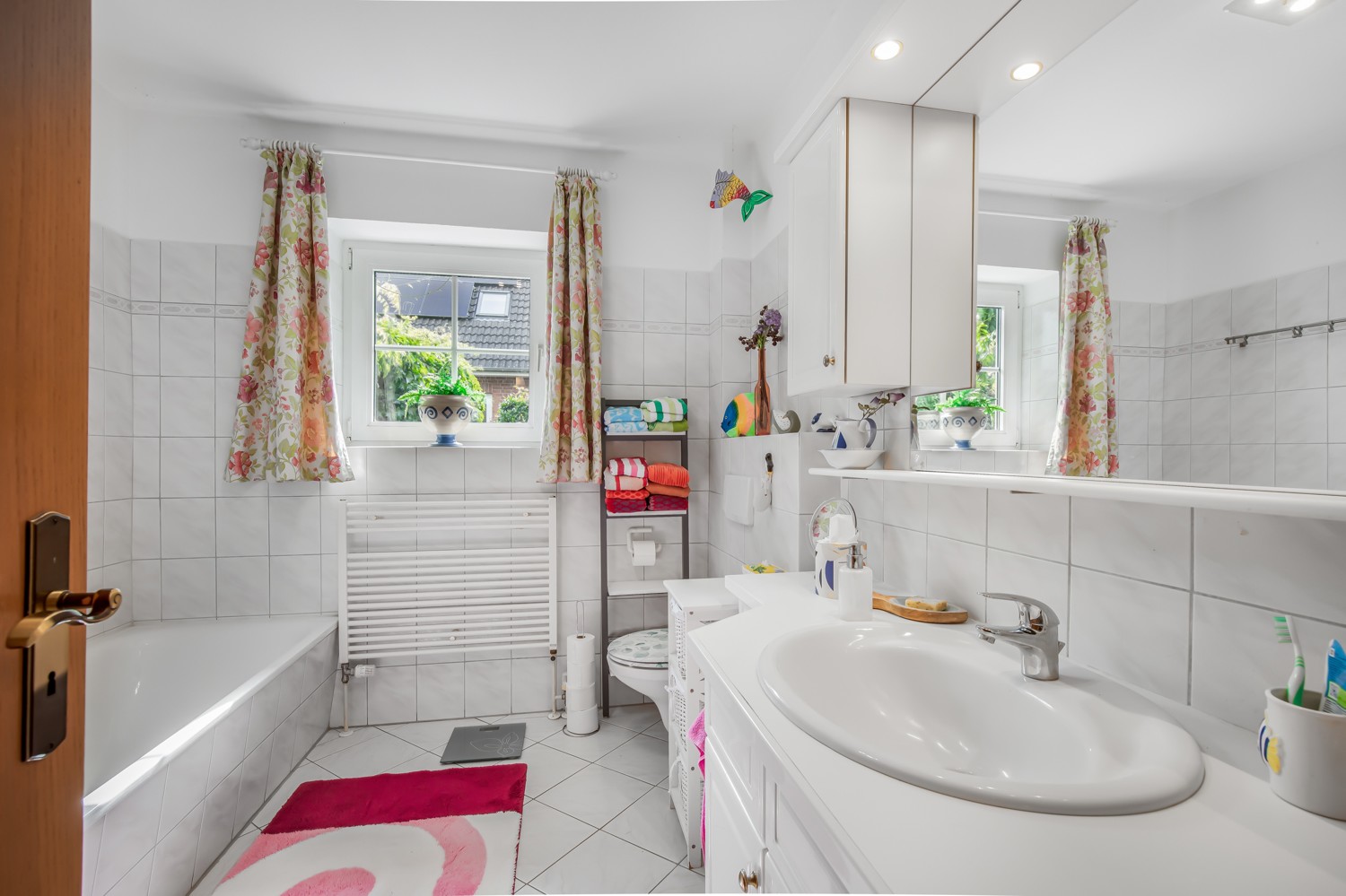 Vollbad mit Badewanne und Dusche im EG