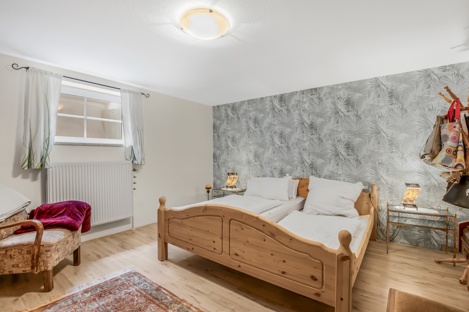 Wohnlich ausgebautes Schlafzimmer im KG
