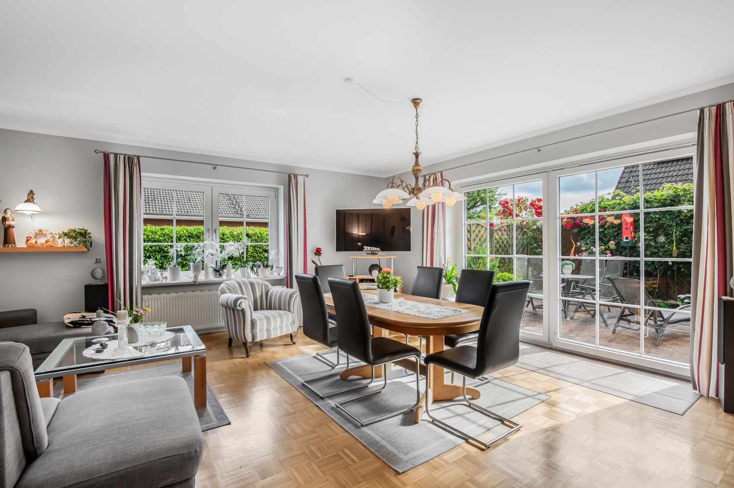 Großzügiges Wohn- und Esszimmer mit Zugang zur Westterrasse im EG