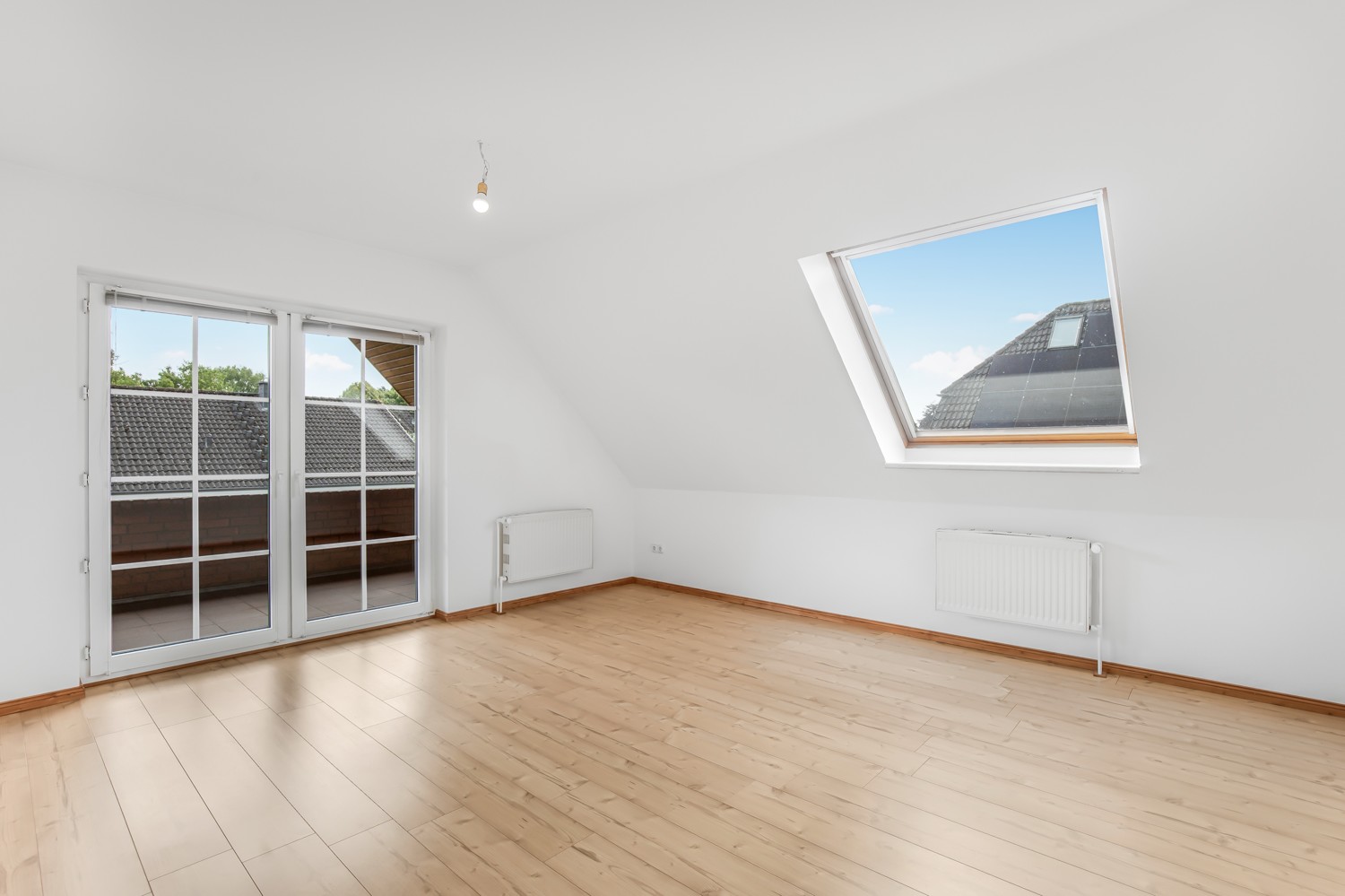 Schlafzimmer IV mit Zugang zur Loggia im DG
