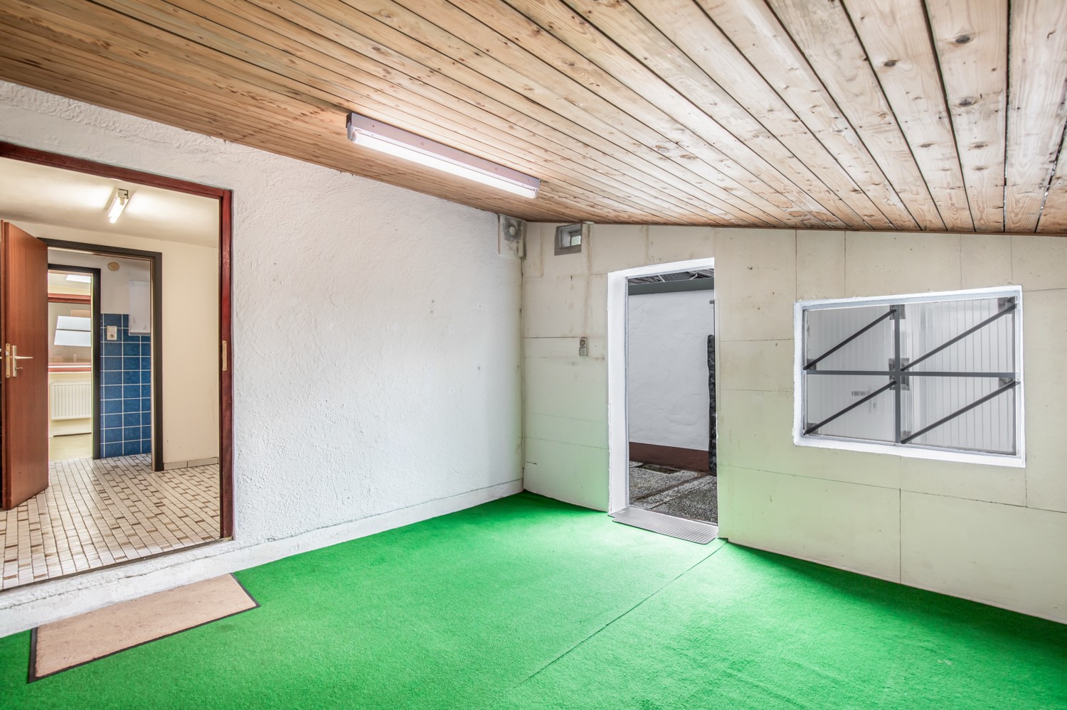 Geräteraum mit Zugang zum Garten im Erdgeschoss
