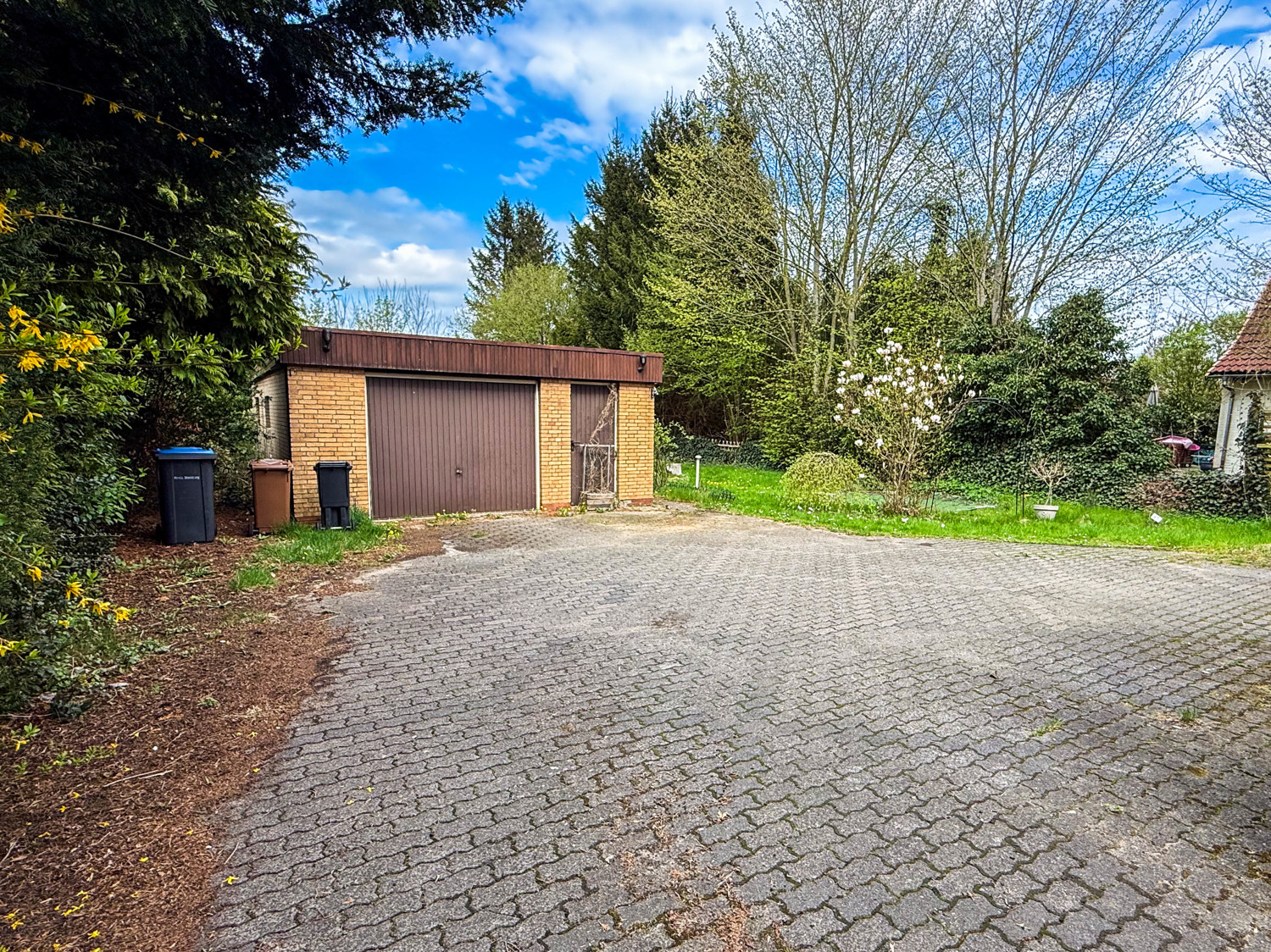 Garage und Auffahrt
