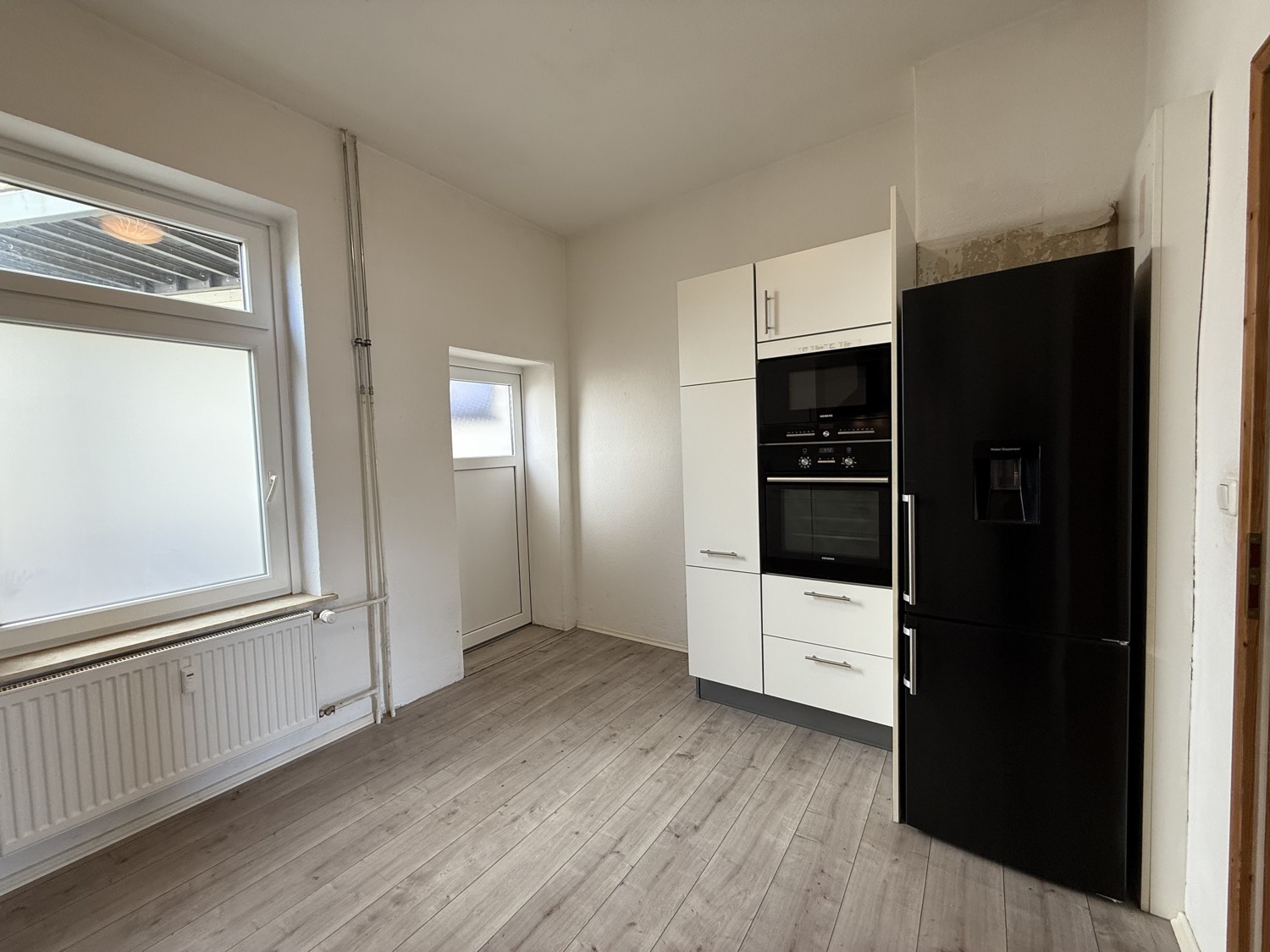 Küche mit Zugang zur Terrasse (Ansicht II)