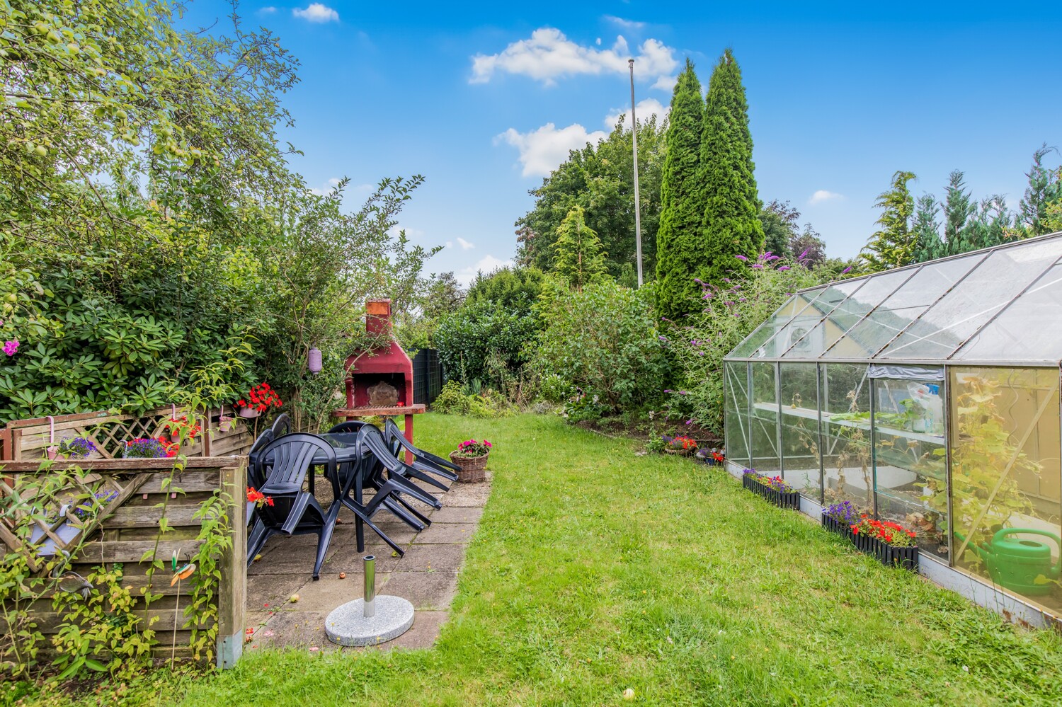 Garten, Terrasse und Gewächshaus