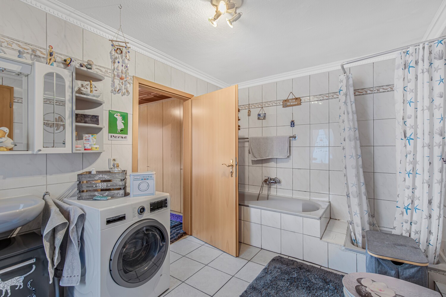 Vollbad mit Dusche und Badewanne im Erdgeschoss