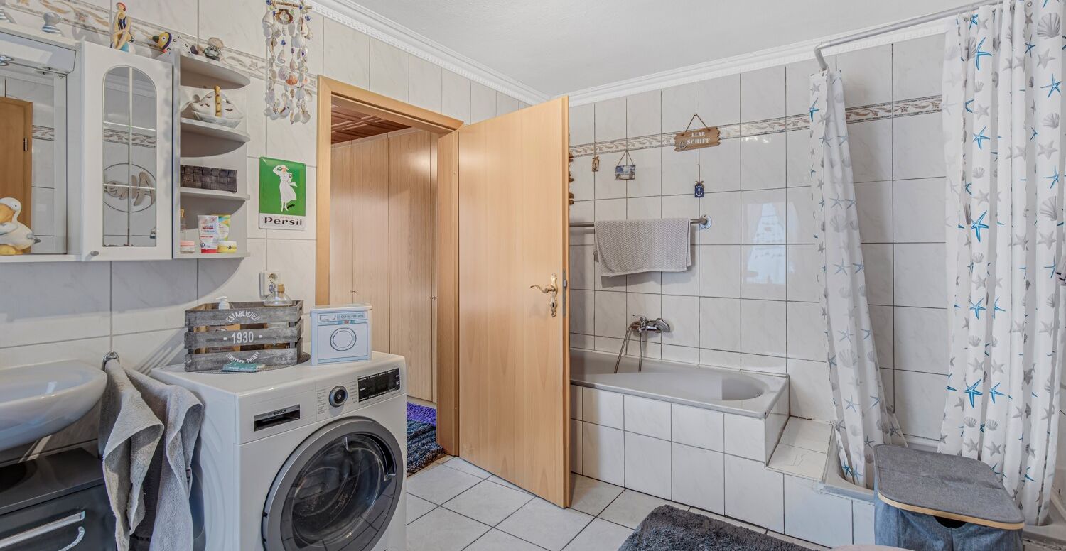 Vollbad mit Dusche und Badewanne im Erdgeschoss