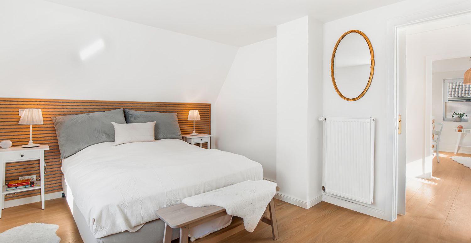 Schlafzimmer I mit Einbauschränken im DG