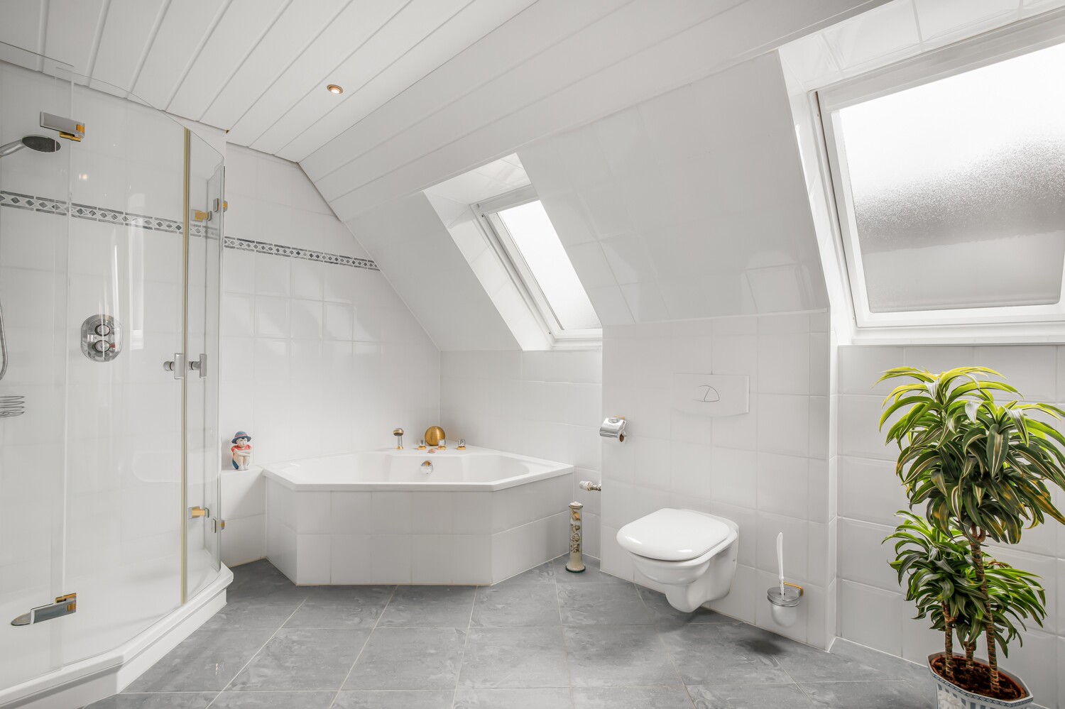 Vollbad mit Dusche und Badewanne (Ansicht I) im Dachgeschoss