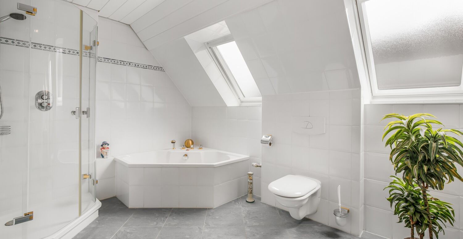 Vollbad mit Dusche und Badewanne (Ansicht I) im Dachgeschoss