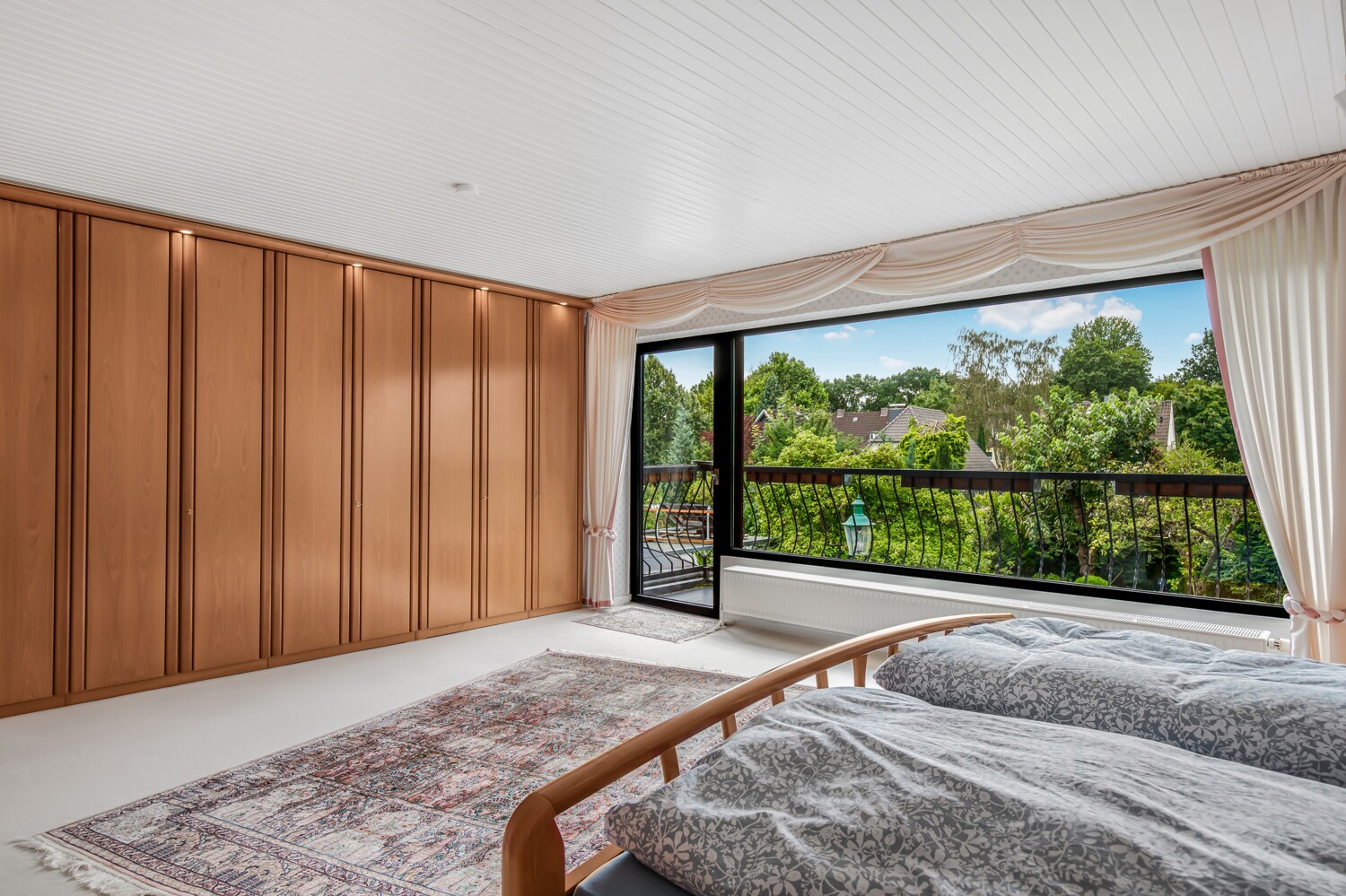 Schlafzimmer V mit Zugang zum West-Balkon (Ansicht II) im Dachgeschoss
