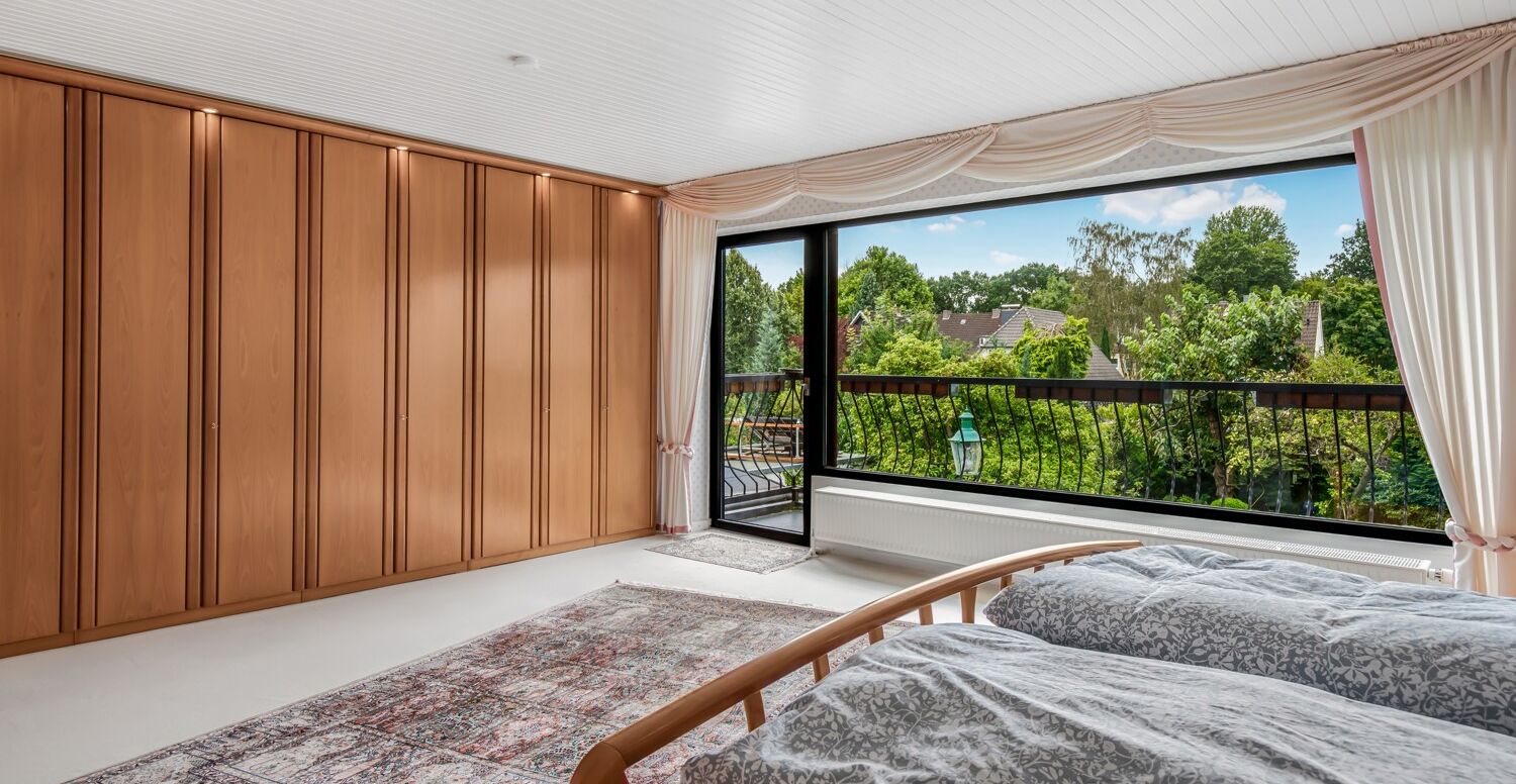 Schlafzimmer V mit Zugang zum West-Balkon (Ansicht II) im Dachgeschoss