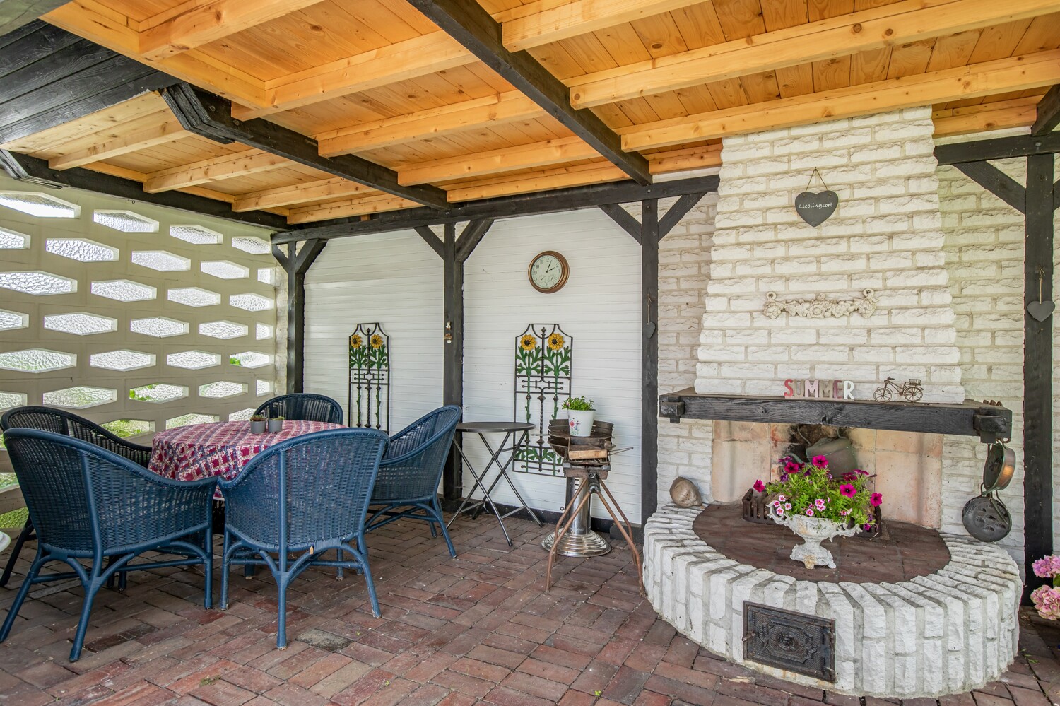 Überdachte Terrasse mit Außenkamin