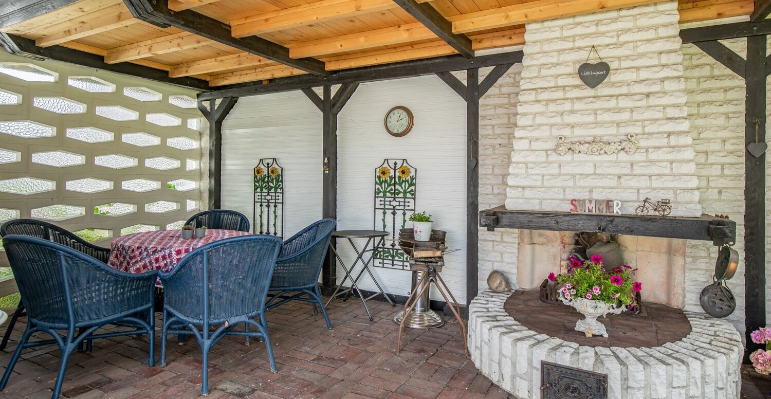 Überdachte Terrasse mit Außenkamin
