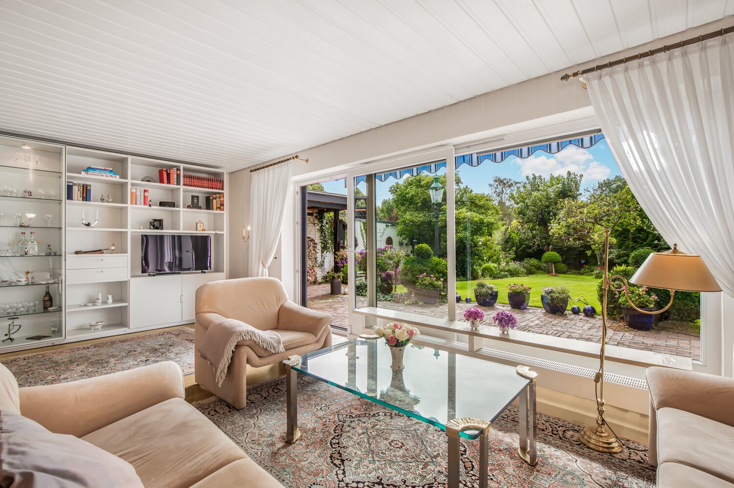 Wohn- und Esszimmer mit Zugang zur West-Terrasse im Erdgeschoss