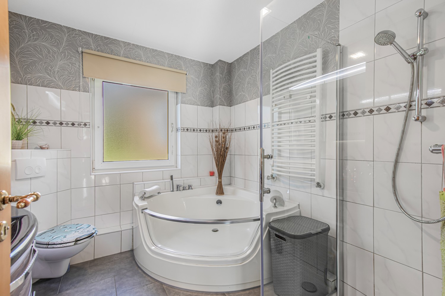 Vollbad mit Badewanne und Dusche (Ansicht I)