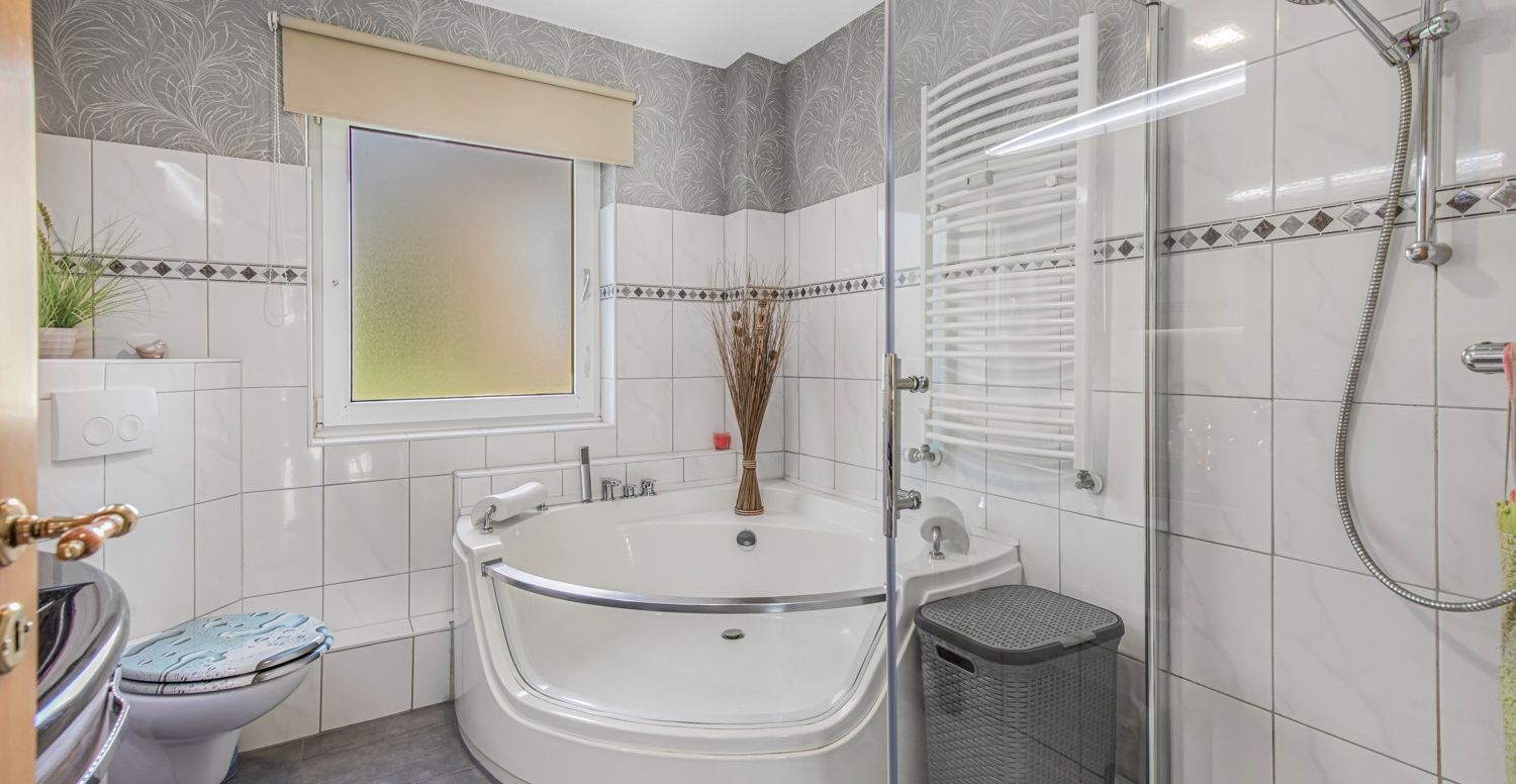 Vollbad mit Badewanne und Dusche (Ansicht I)