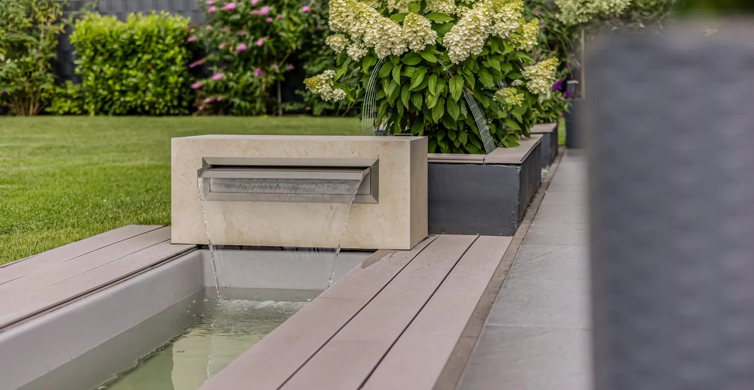 Entspannendes Wasserbecken mit Wasserfall