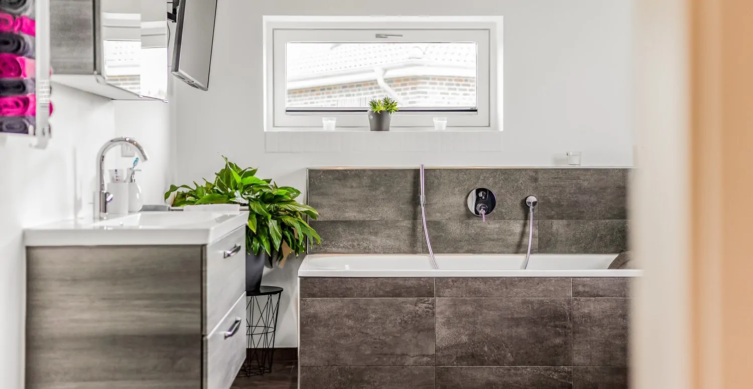 Zum Entspannen: Badewanne mit TV gegenüber