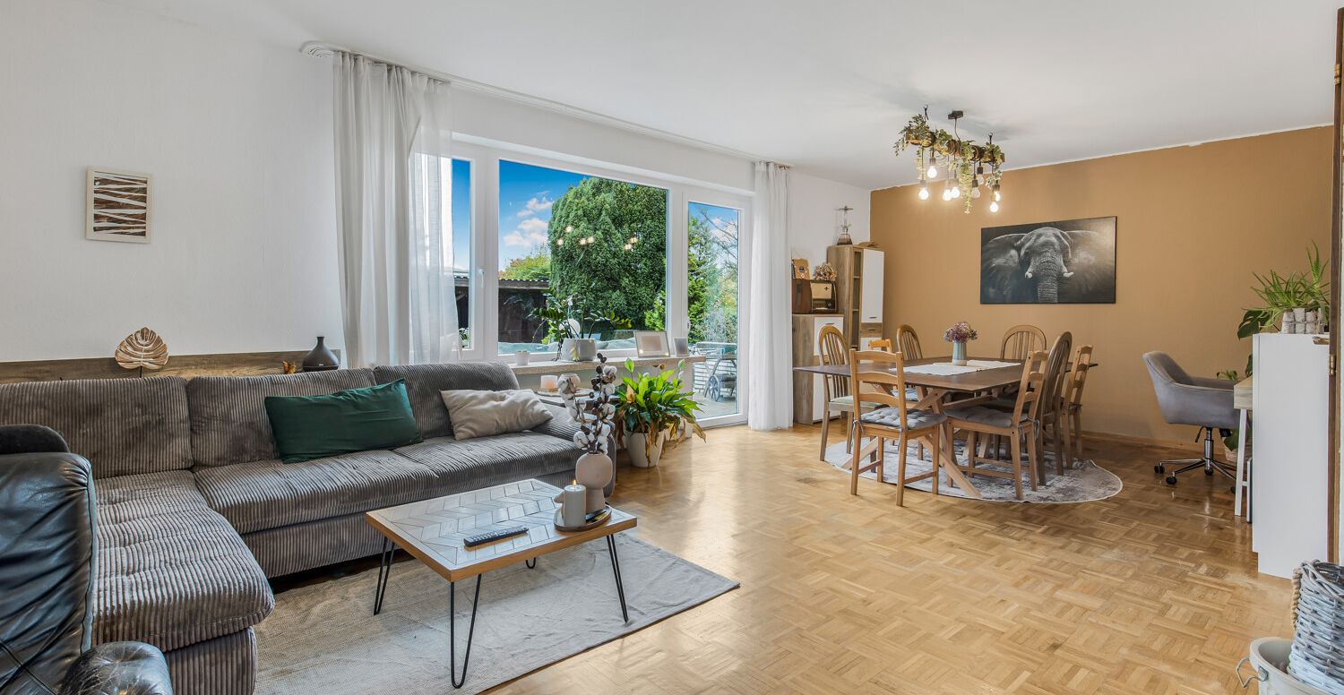 Wohn- und Esszimmer (Ansicht I) im Erdgeschoss und Zugang zur West-Terrasse