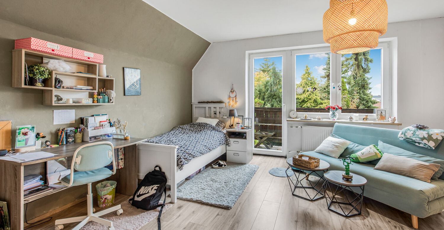 Schlafzimmer I im Dachgeschoss mit Zugang zum West-Balkon