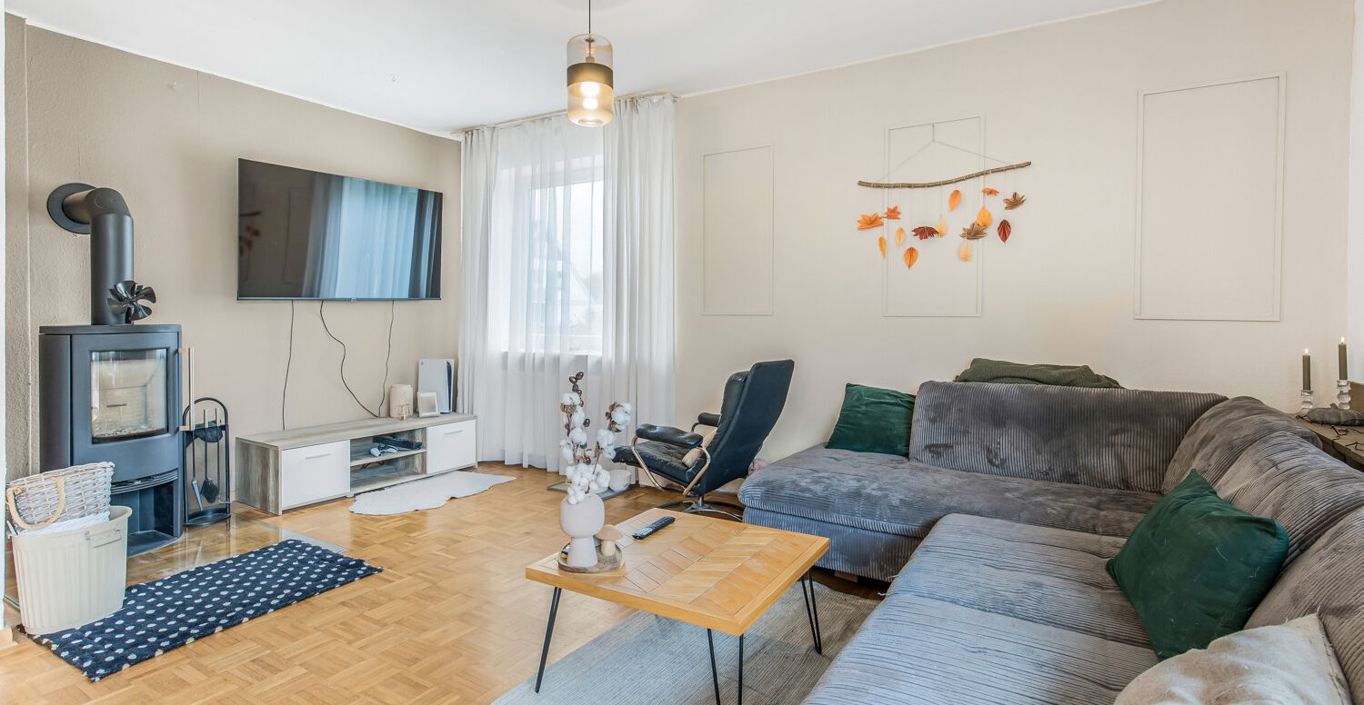 Wohn- und Esszimmer (Ansicht II) im Erdgeschoss und Zugang zur West-Terrasse