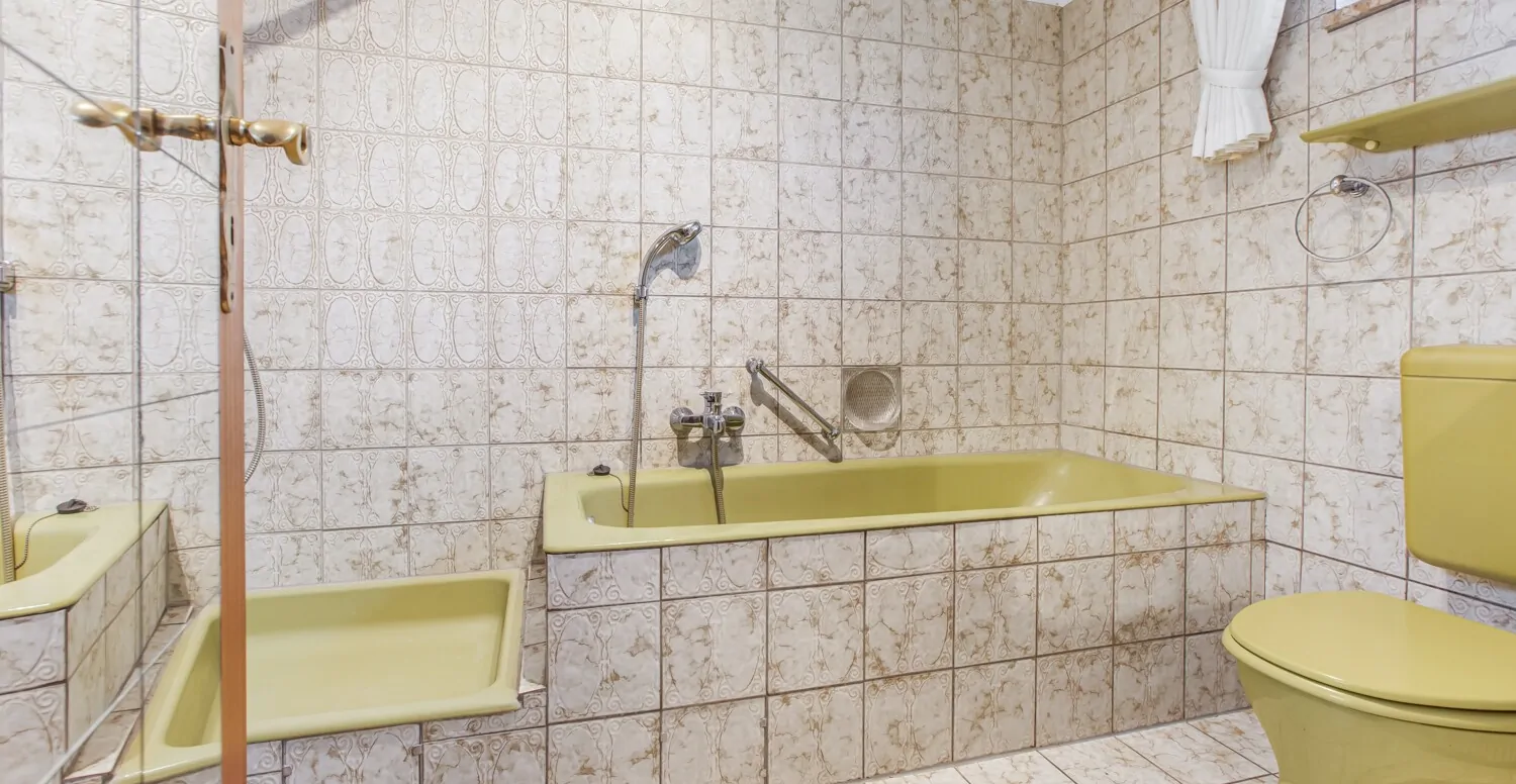 Vollbad mit Badewanne und Dusche im Erdgeschoss