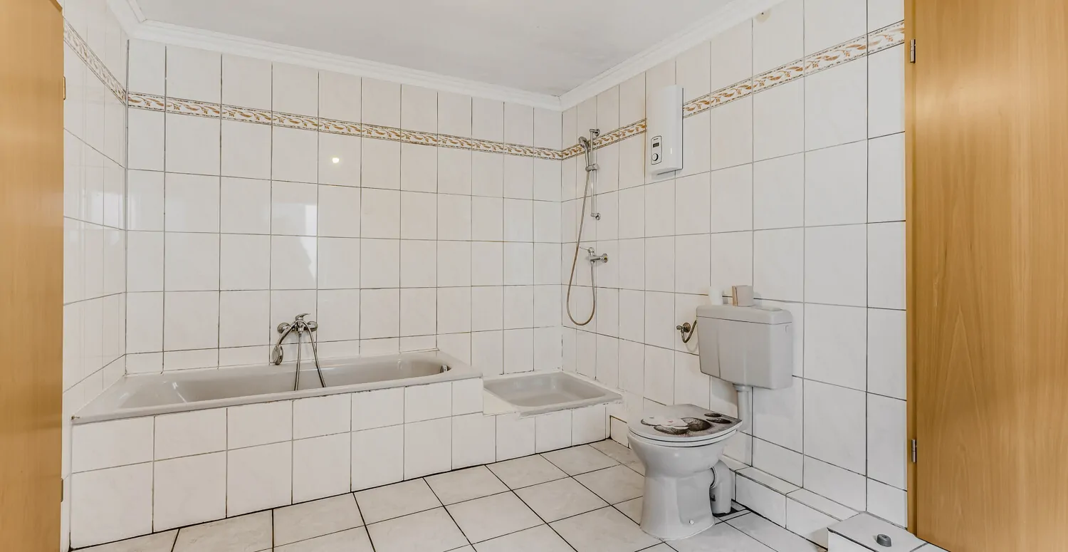 Vollbad mit Dusche und Badewanne im Erdgeschoss (Ansicht I)