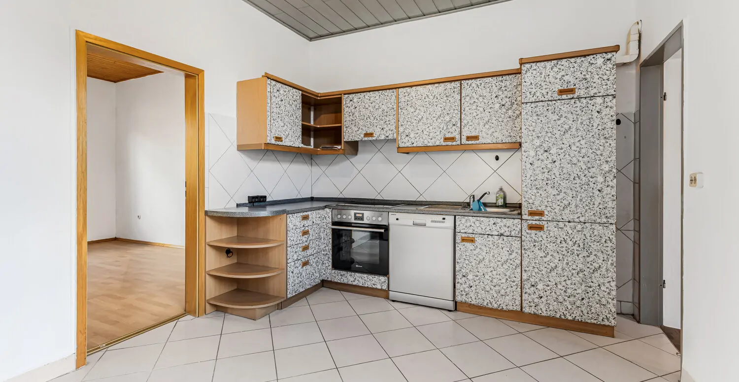 Küche mit Einbauküche im Erdgeschoss