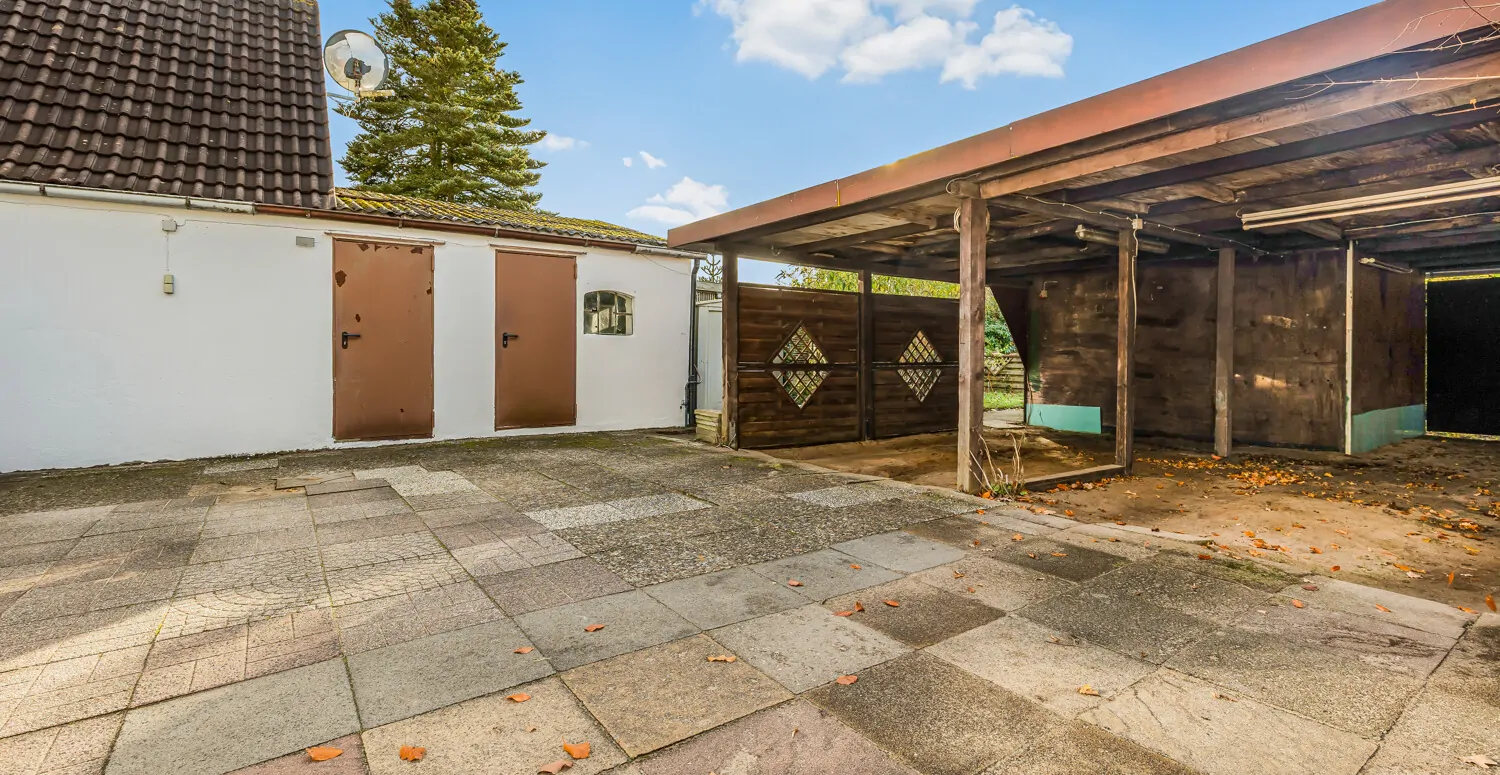 Auffahrt und Doppelcarport