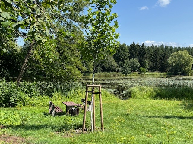 Öffentlicher Platz am Kanalufer