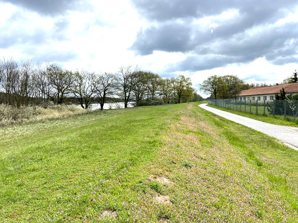 ***RESERVED*** Commercial property on the Oder dam on a large plot of land with diverse usage possibilities