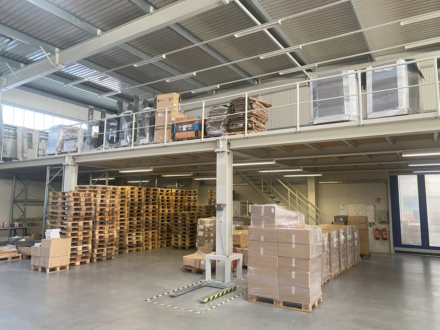 Ansicht Stahlbühne in der Lagerhalle