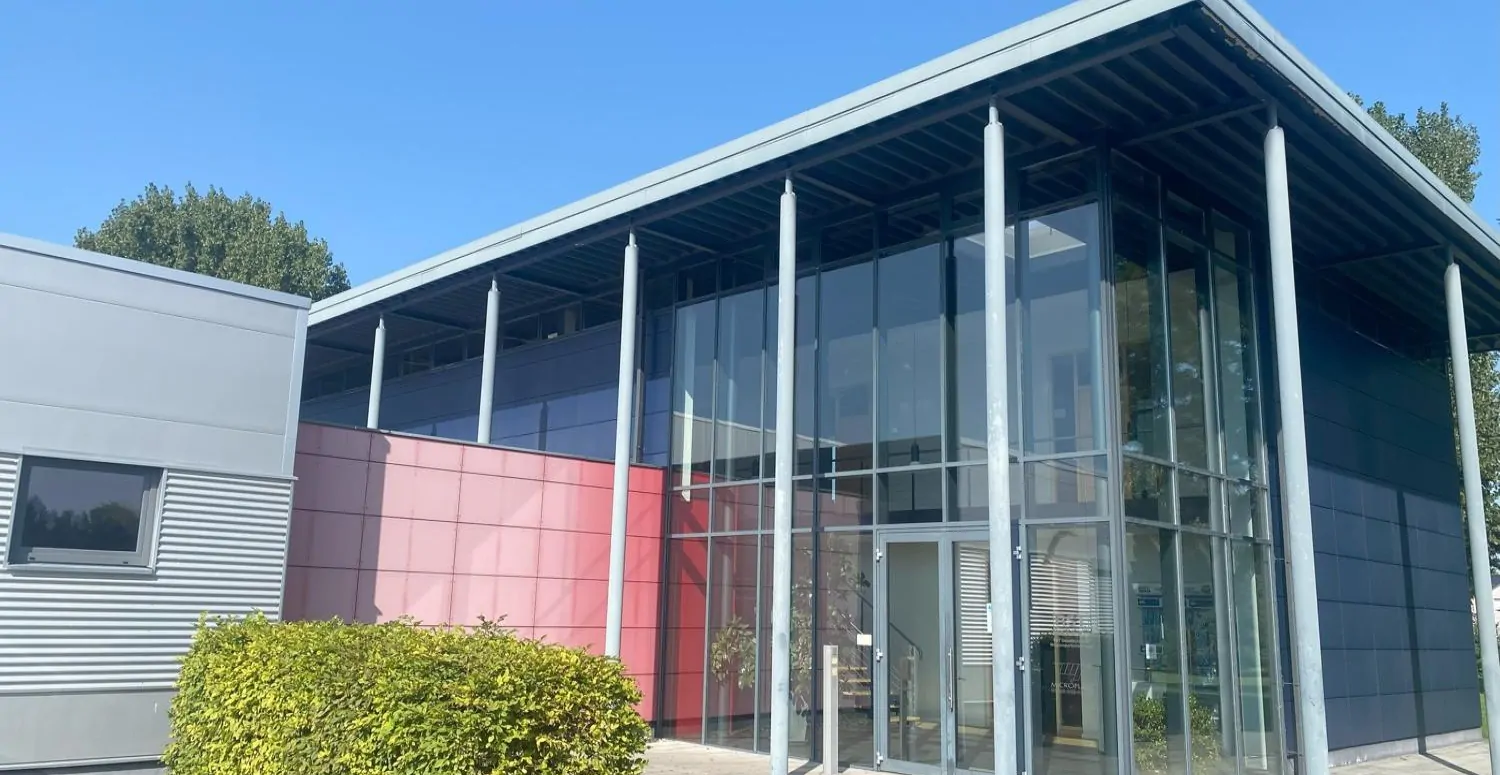 Eingang zum Bürogebäude