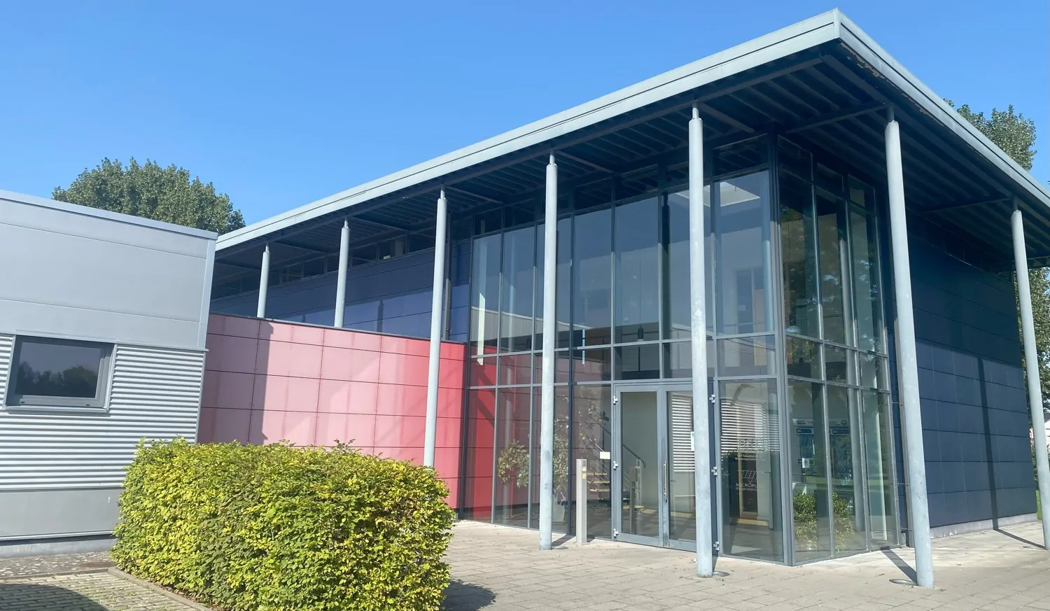 Eingang zum Bürogebäude